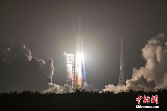 中国自主研制的首艘货运飞船“天舟一号”于4月20日晚间19时41分在海南文昌航天发射场成功发射升空。骆云飞 摄 点击进入下一页
