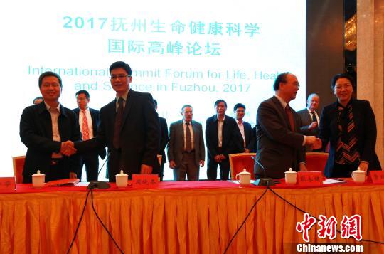 美方代表分别与抚州院校、医院签定协作意向书。　邓华 摄