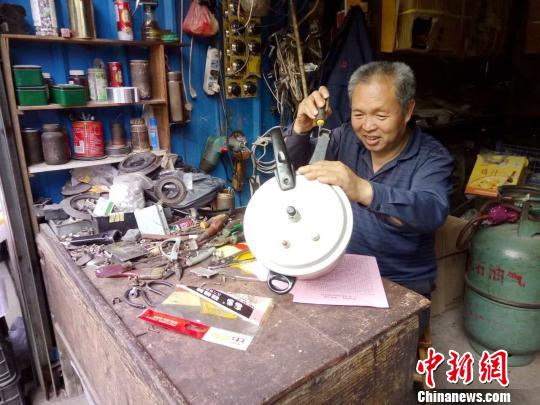图为陈上付在修理高压锅?！∥馑彰?摄