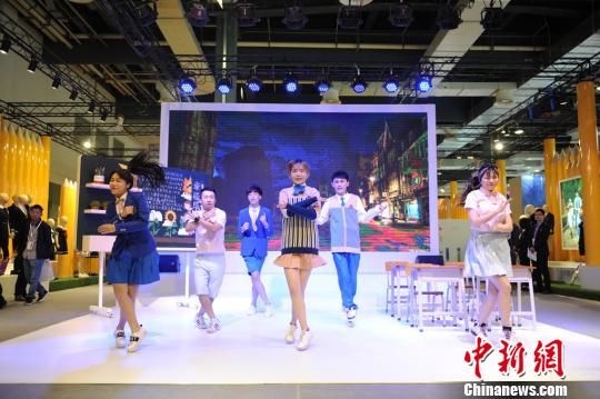 2018年校服流行趋势在沪发布 校服行业新标准有望成型