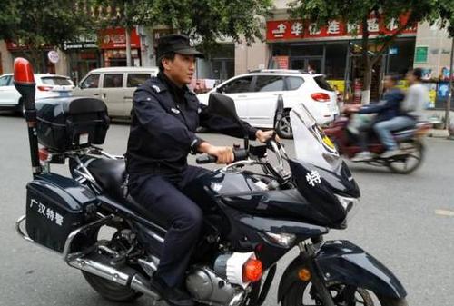 巡警累瘫照走红 网友：这位帅哥你还缺女朋友吗（组图）