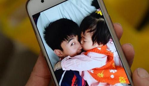 男子扮皮卡丘乞讨救女 父女合影照让人心碎