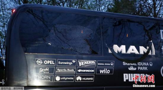 多特蒙德球队大巴遭爆炸物袭击，1名球员受伤。资料图：大巴挡风玻璃被震碎。