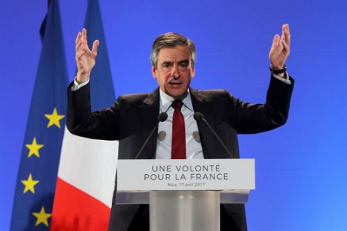 4月17日，在法国东南部城市尼斯，共和党总统候选人、前总理弗朗索瓦·菲永发表演讲。(新华社/法新) 