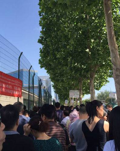 美国驻华大使馆外的人群与各种小广告