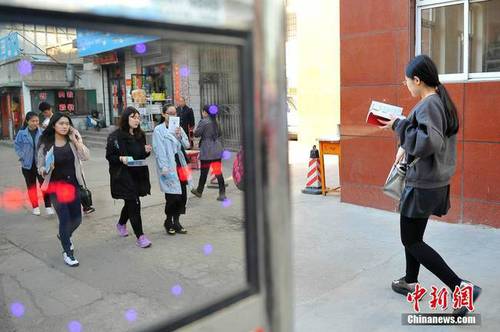 4月22日，山西太原，参加公务员考试的考生在考前紧张复习。 