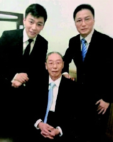 ▲谭家三代：谭元寿（中）、谭孝曾（右）、谭正岩（左）