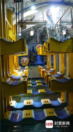 鱼雷舱。前面是鱼雷架，红色五星标识处是鱼雷发射管，右上角是进舱口。