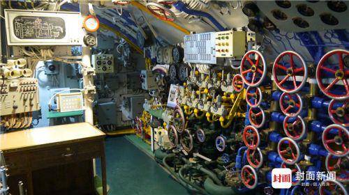 指挥舱里各种操作设备。