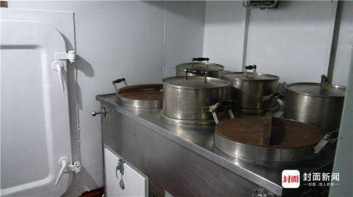 前辅机舱：厨房。