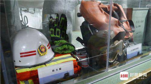 后辅机舱舱里展示有两套服装，一套防火服，一套潜水装具。