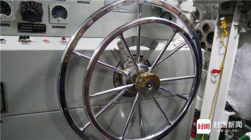 主机舱 ：通过这两个舵轮来实现潜艇前进或后退。