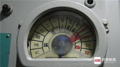 主机舱：指示表，可以看到潜艇的运行状态以及运行速度。