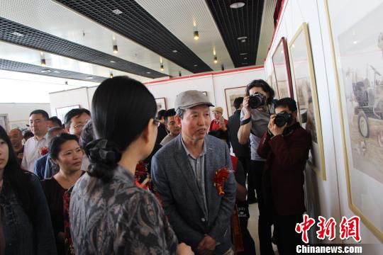 老矿区画家郝友友以火为“墨”传承烙画文化 老矿区画家郝友友以火为“墨”传承烙画文化