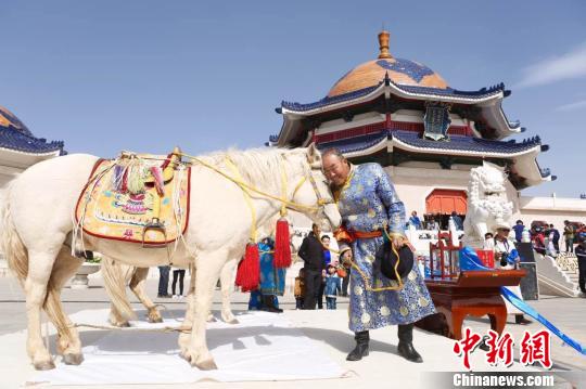 成吉思汗陵举行查干苏鲁克大典 中外近十万民众参与 成吉思汗陵举行查干苏鲁克大典中外近十万民众参与