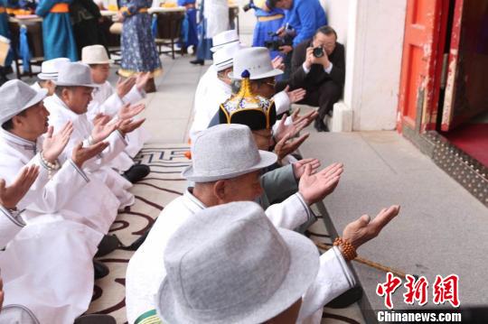 成吉思汗陵举行查干苏鲁克大典 中外近十万民众参与