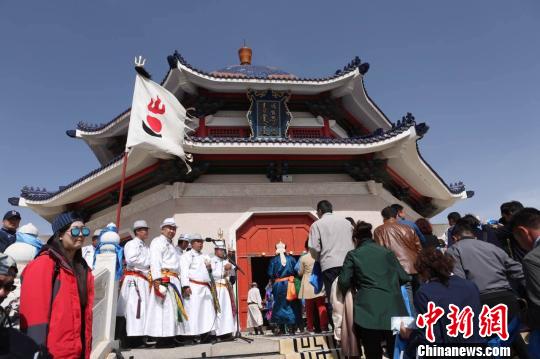 成吉思汗陵举行查干苏鲁克大典 中外近十万民众参与