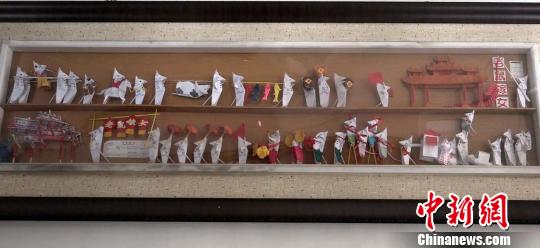 非遗折纸艺人创2000余种造型 为传承执教小学生