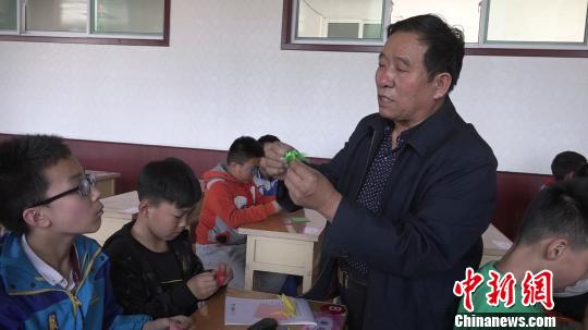 非遗折纸艺人创2000余种造型 为传承执教小学生