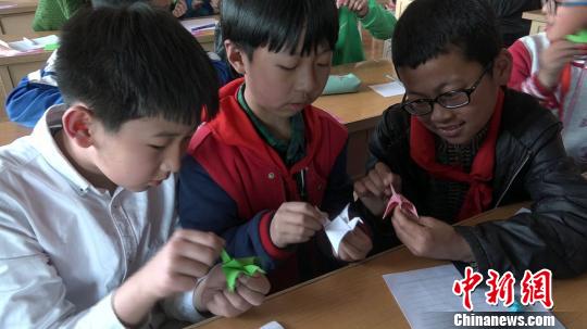 非遗折纸艺人创2000余种造型 为传承执教小学生