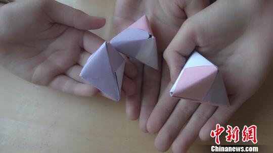 非遗折纸艺人创2000余种造型 为传承执教小学生