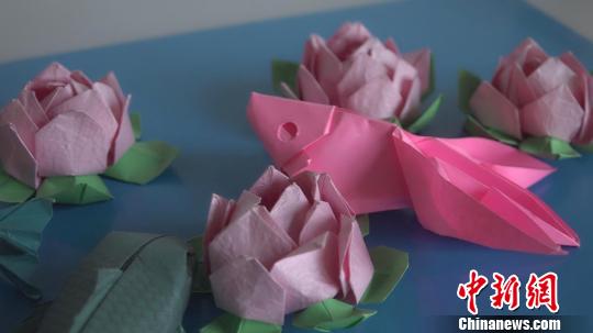 非遗折纸艺人创2000余种造型 为传承执教小学生