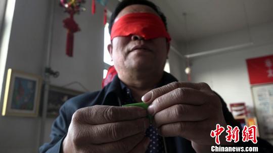 非遗折纸艺人创2000余种造型 为传承执教小学生