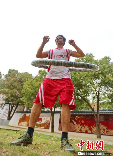 图为转动40斤重呼啦圈举重若轻。　黄水林 摄
