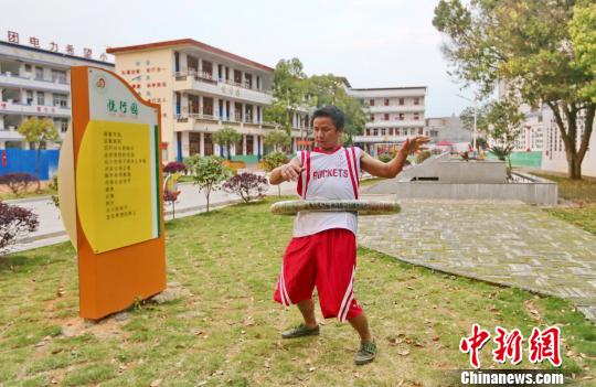 图为转动53斤重呼啦圈?！』扑?摄