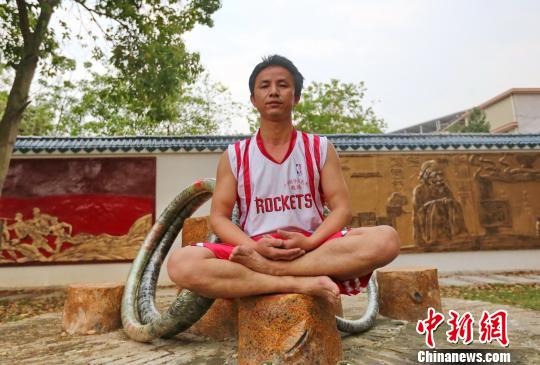 图为打坐休息调整。　黄水林 摄