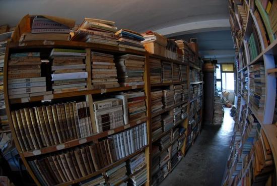 退休教授专门租房存书 为买一本古籍花光几年工资 退休教授专门租房存书 为买一本古籍花光几年工资