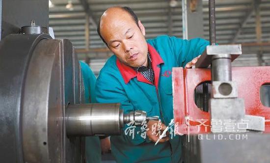 齐鲁工匠李秀贵：初中没念完，钻研成总工程师