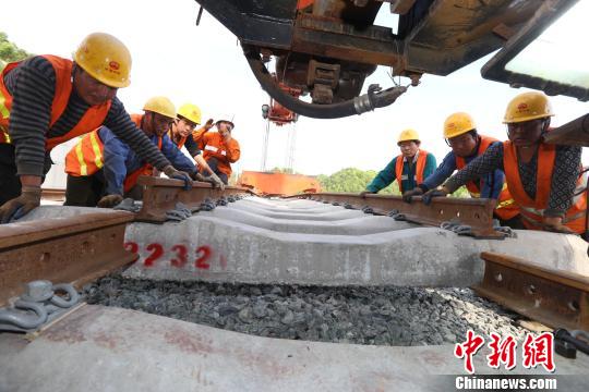 九景衢铁路全长333.306公里，其中江西段244.927公里，是一条设计时速200公里的国家一级、双线电气化、客货共线铁路?！≌叛Ф?摄