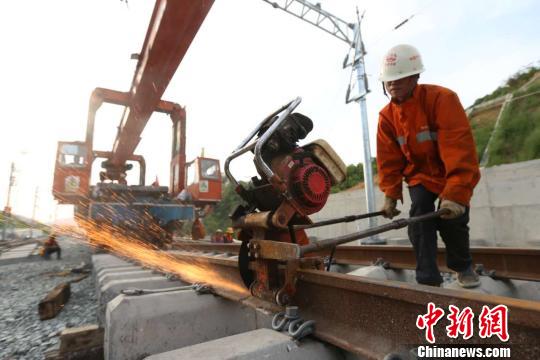 图为铁路工人在现场施工?！≌叛Ф?摄