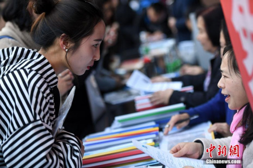 3月10日，招聘会现场在洽谈的双方。<a target='_blank' href='http://www.chinanews.com/'>中新社</a>记者 李进红 摄