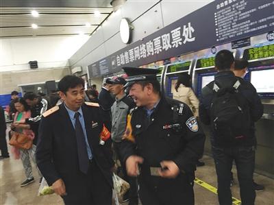 　北京西站北广场，执勤民警和站内工作人员在巡视。