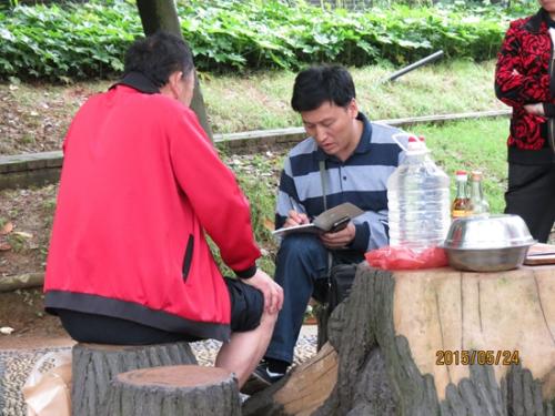 韩生学正在采访 点击进入下一页