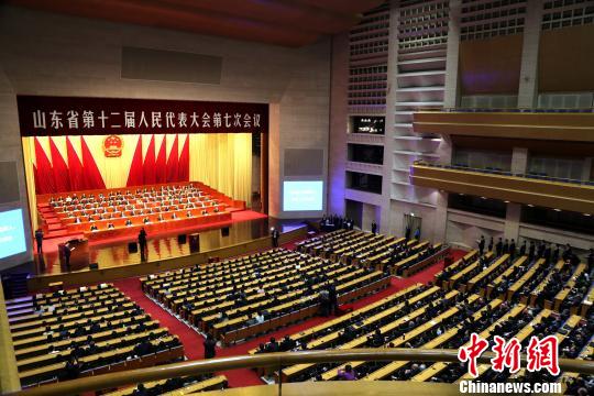 山东省第十二届人民代表大会第七次会议完成各项议程后26日闭幕，刘家义当选山东省人民代表大会常务委员会主任，龚正当选山东省人民政府省长?！±钚?摄
