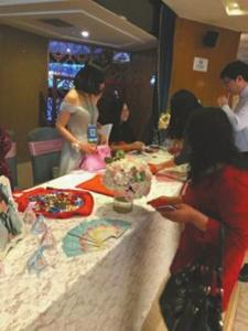 伴娘胸挂二维码收礼金被新娘婆婆批:不像样