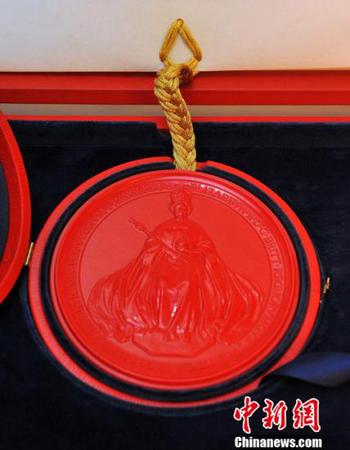 当地时间4月21日，英国女王官方同意威廉王子迎娶凯特-米德尔顿的官方文书发布。这份由女王亲笔签署、用花体字誊抄的详尽准许通告，正式宣布同意“我们最为至爱的皇孙威尔士王子、嘉德骑士威廉-亚瑟-菲利普-路易斯，和我们信任的深受喜爱的凯瑟琳-伊丽莎白-米德尔顿结为连理”。