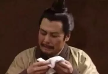 男孩用胶水把手与网恋女友粘到一起 挑衅女方父母