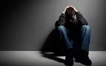 男孩用胶水把手与网恋女友粘到一起 挑衅女方父母