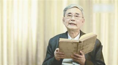 张继莹老人正在朗诵普希金诗歌 点击进入下一页