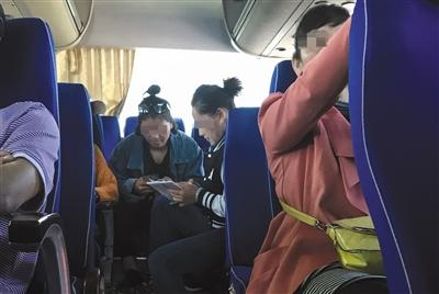 　旅游大巴驶上高速后，导游(右二)对游客收取其他项目的费用。