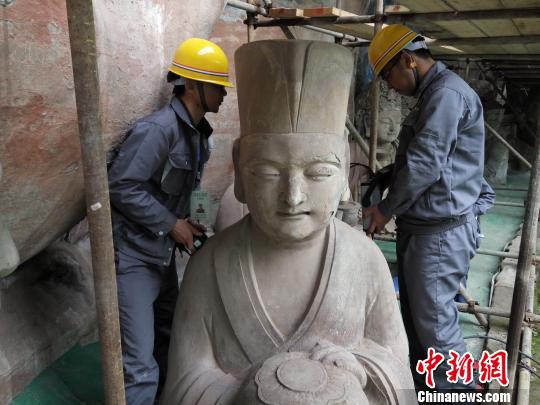 图为文物修复工作人员正在对大足石刻卧佛进行前期治水工程和三维测绘?！〈笞闶萄芯吭?摄