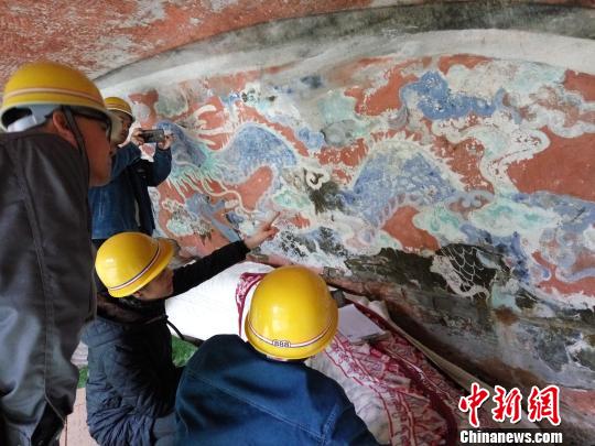 图为文物修复工作人员正在对大足石刻卧佛进行前期治水工程和三维测绘?！〈笞闶萄芯吭骸∩? longdesc=