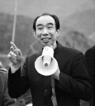 ▲中国光彩事业理事、北京中和珍贝科技有限公司董事长邱淦清在现场介绍情况。