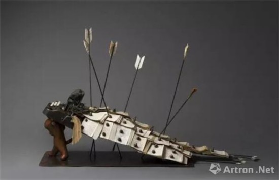 张弱 | 受伤的舞狮古董打字机 铸铜 旧书 | 150×43×100cm | 2016年