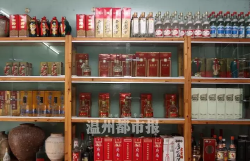 男子30年间收藏上千瓶酒 最贵的一瓶能买一套房