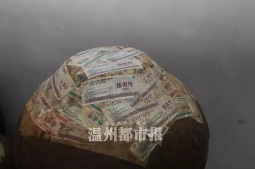 男子30年间收藏上千瓶酒 最贵的一瓶能买一套房